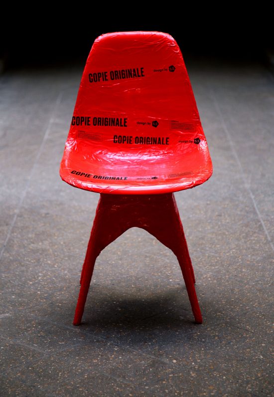 Contrefaçon de chaise DSW de Eames enrubannée par 5.5 pour l'exposition Copies Originales by 5.5