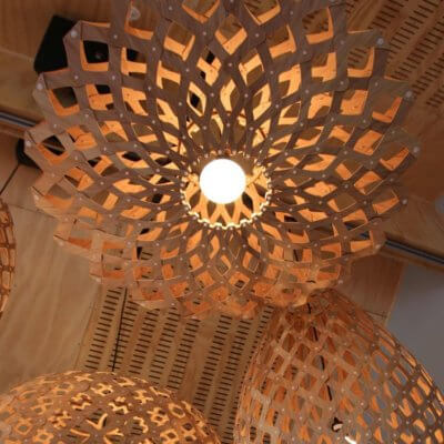 MOAROOM -flax-suspension-luminaire-bois-sphere-bamboo-abat-jour-luminaire-lampe-design-trubridge-moaroom-contemporaine-moderne
